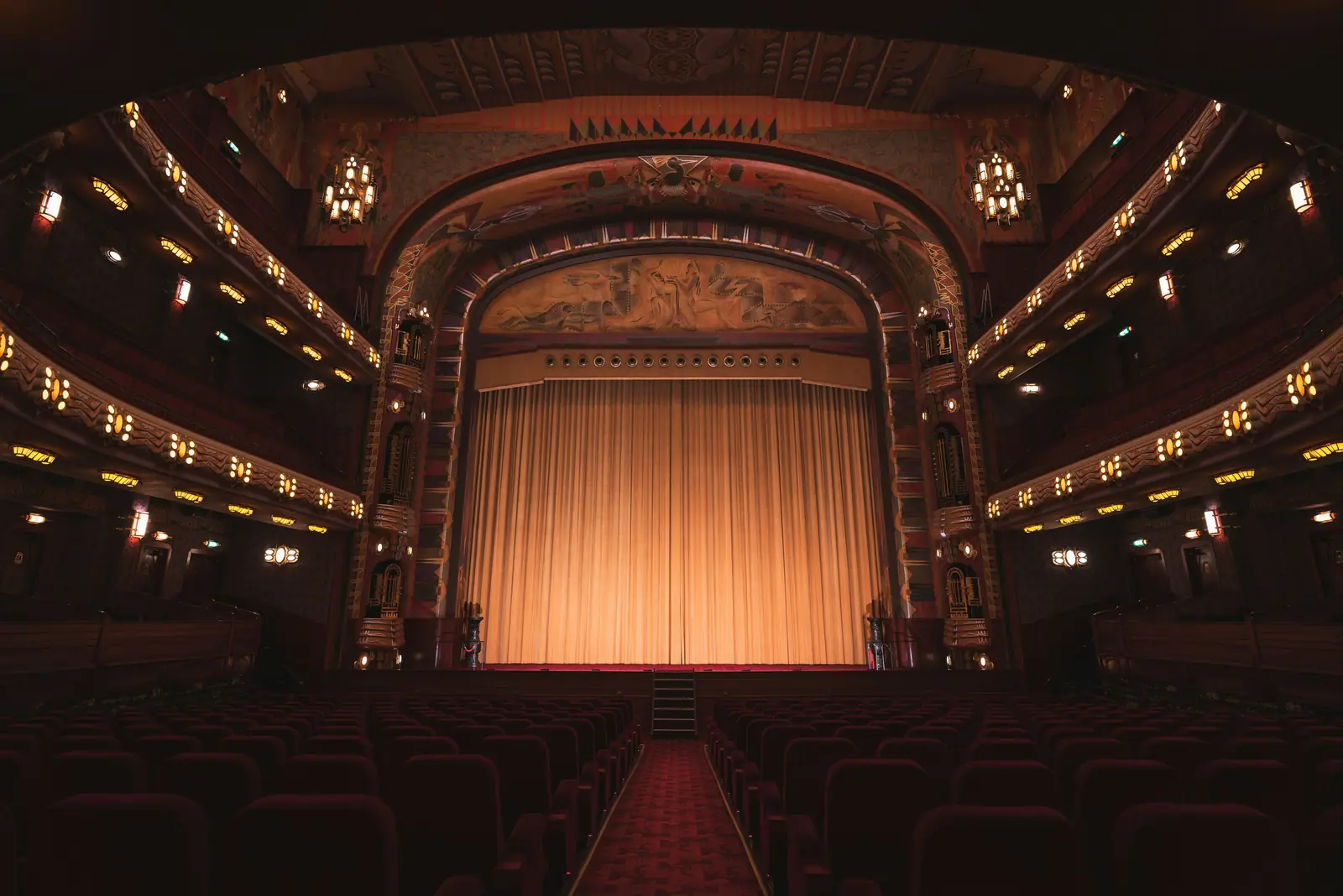 Vue d’une scène de théâtre depuis la salle