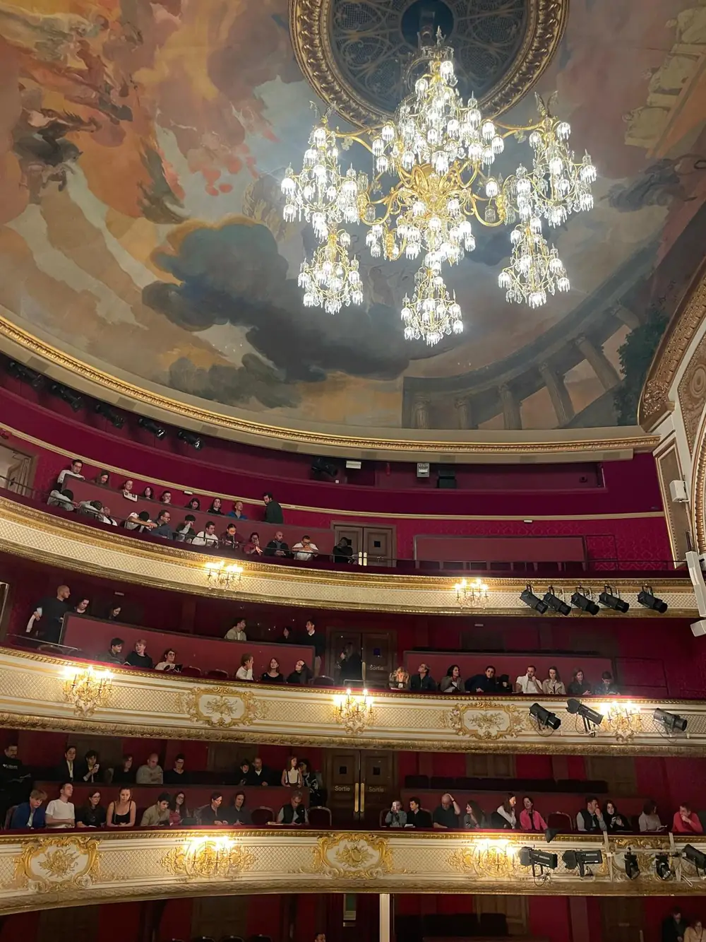 Balcons et lustre d’un théâtre à l’italienne