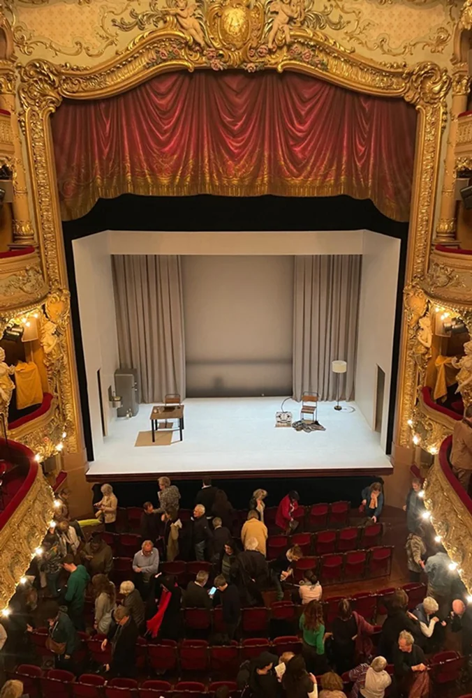 Vue d’une scène de théâtre depuis la salle